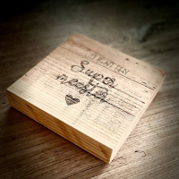 Tekst einde schooljaar in pyrografie op hout